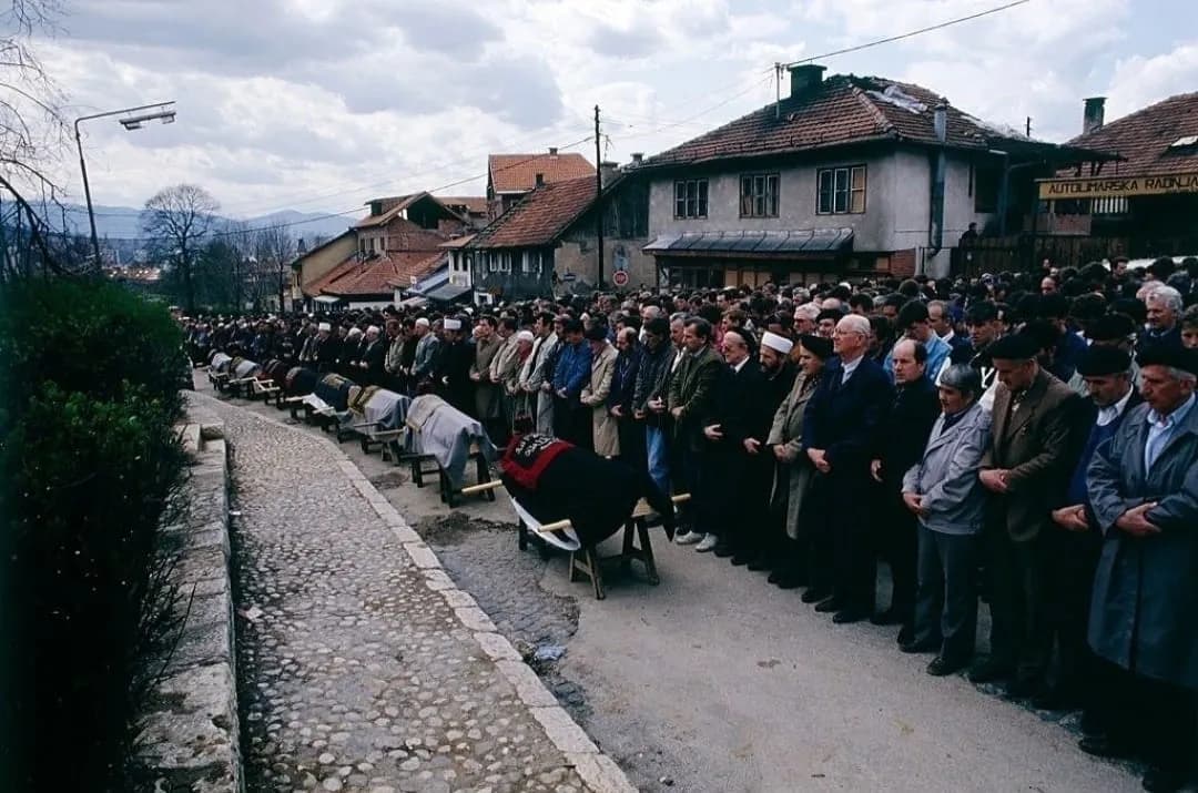 Dženaza na Kovačima: dugi saf vjernika uz ulicu