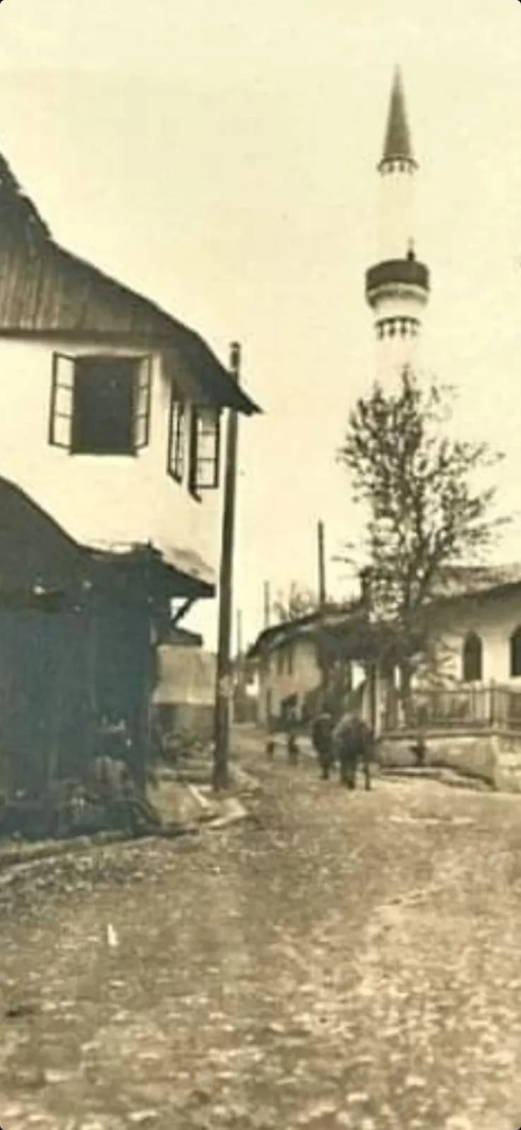 Uska ulica s munarom Bakijske džamije, stara fotografija