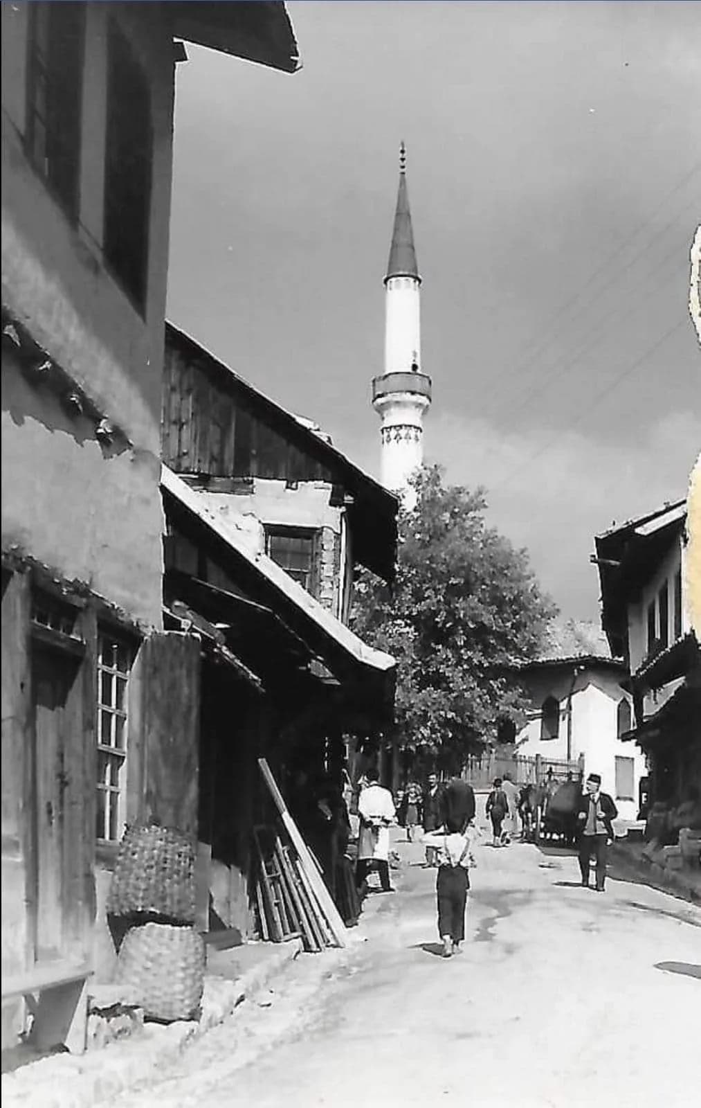 Stara ulica s drvenim kućama i munarom Bakijske džamije
