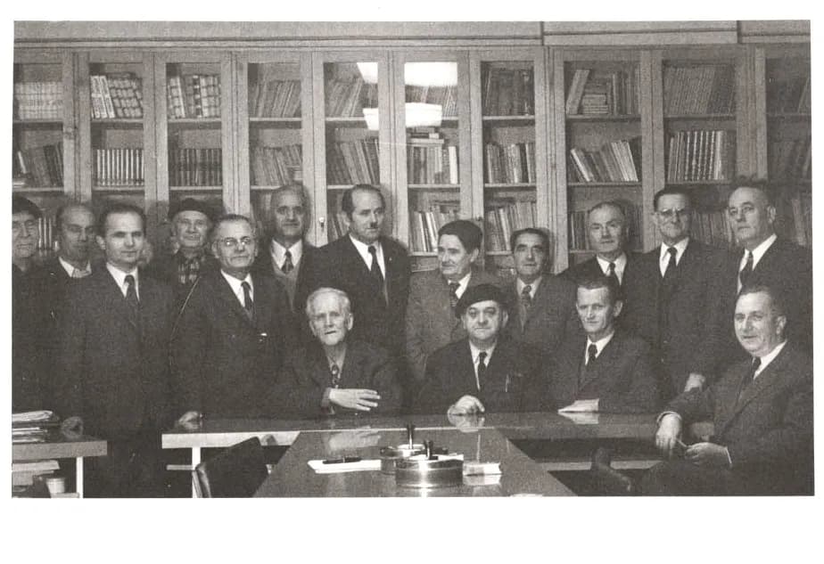 Grupna fotografija u biblioteci, crno-bijela