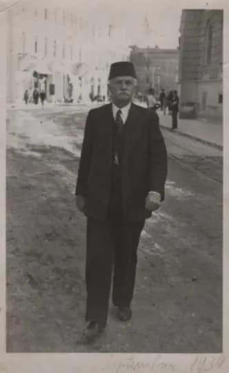 Stariji muškarac s fesom u šetnji ulicom