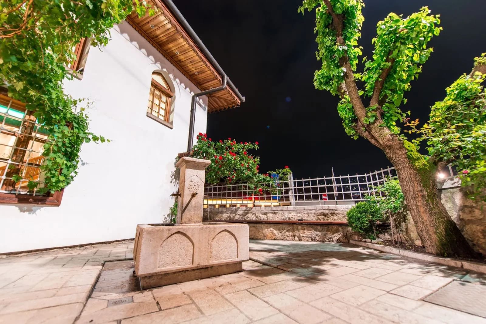 Harem Bakijske džamije sa šadrvanom, noću