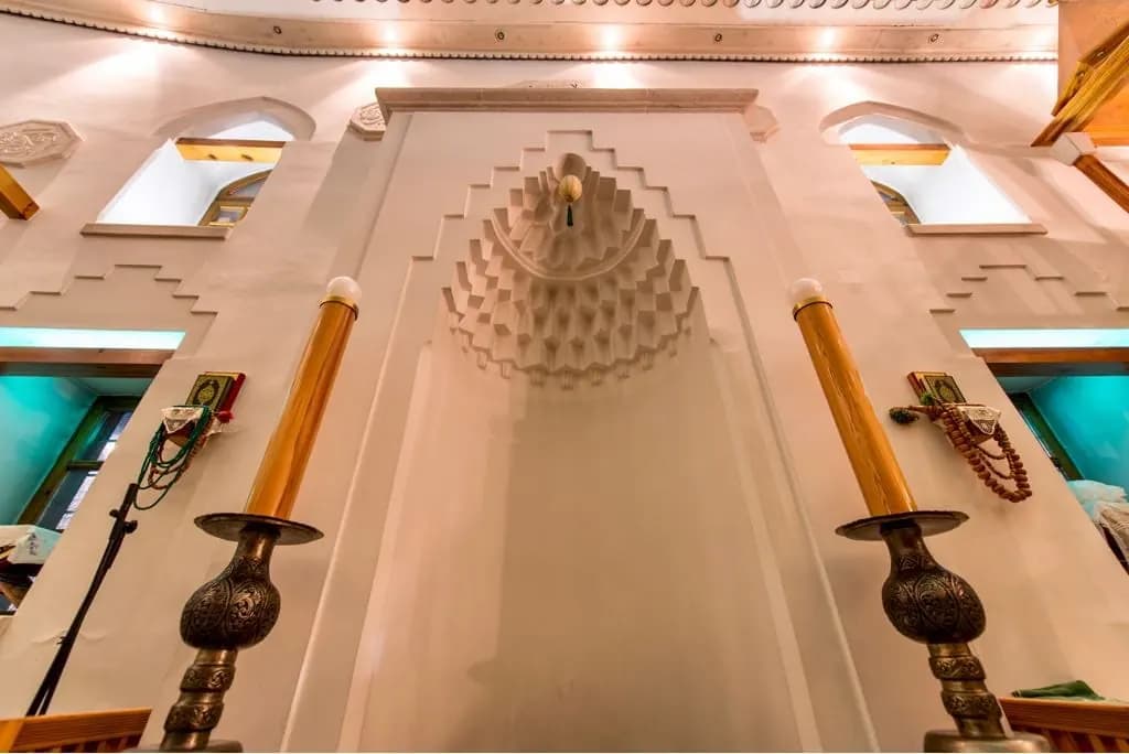 Mihrab sa stalaktitima i svijećnjacima