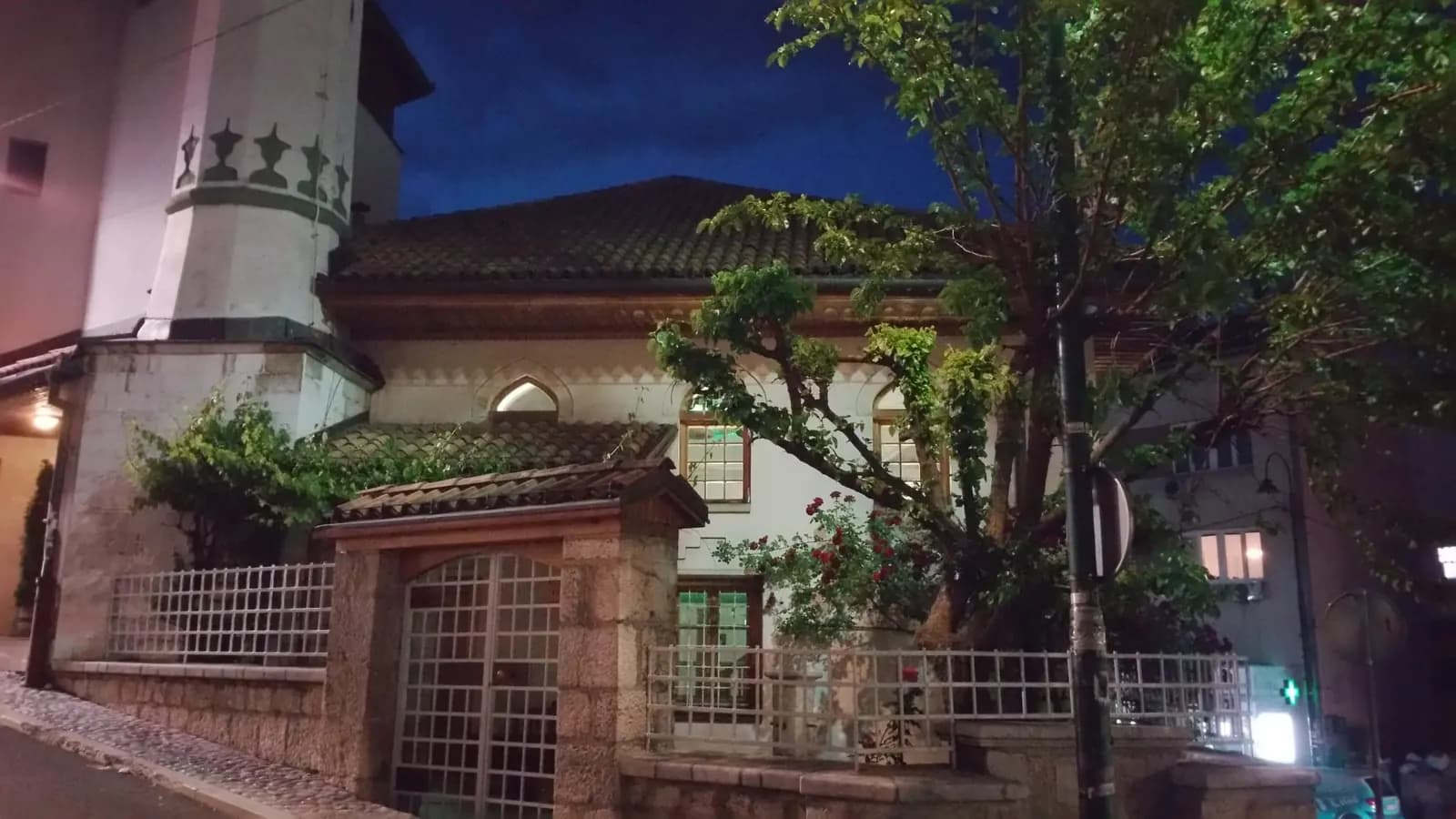 Munara, džamija i ulazna kapija harema u sumrak