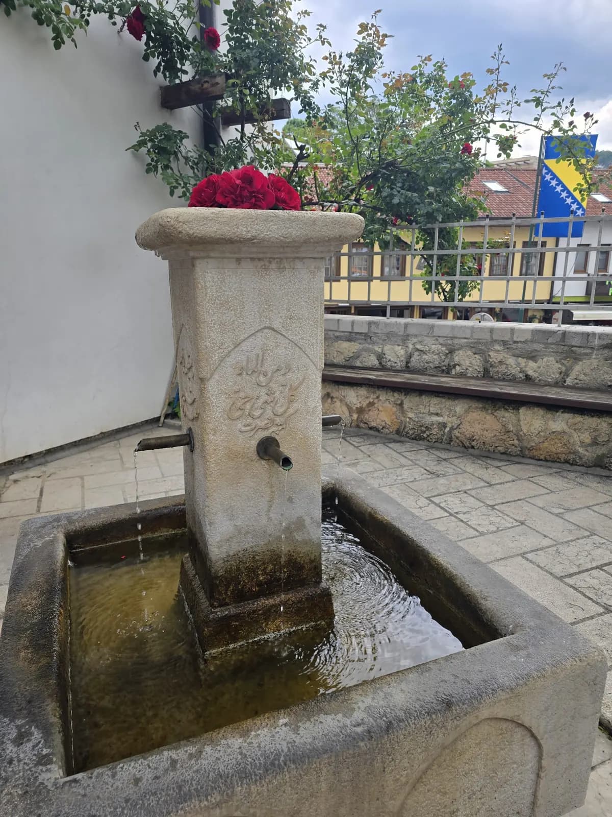 Kameni šadrvan u haremu džamije