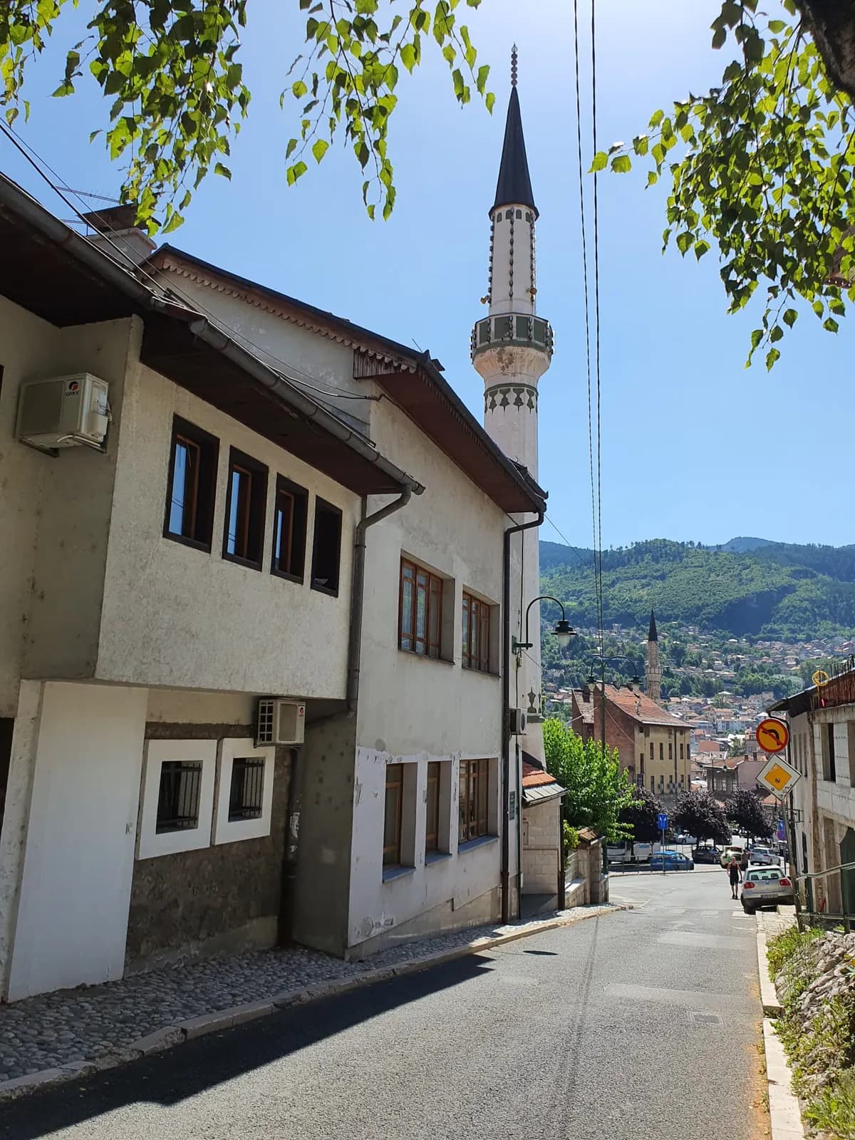 Ulica Sagrdžije s munarom Bakijske džamije i pogledom na grad