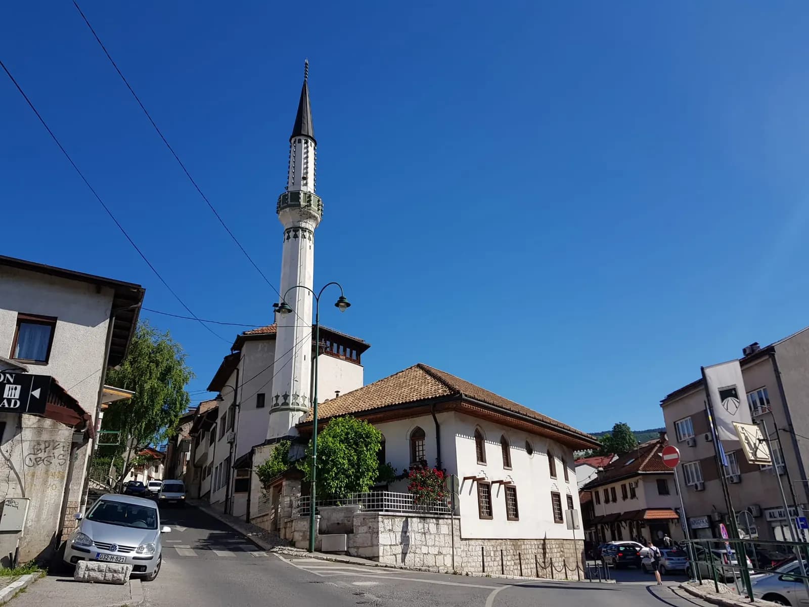 Bakijska džamija i munara u ulici Sagrdžije