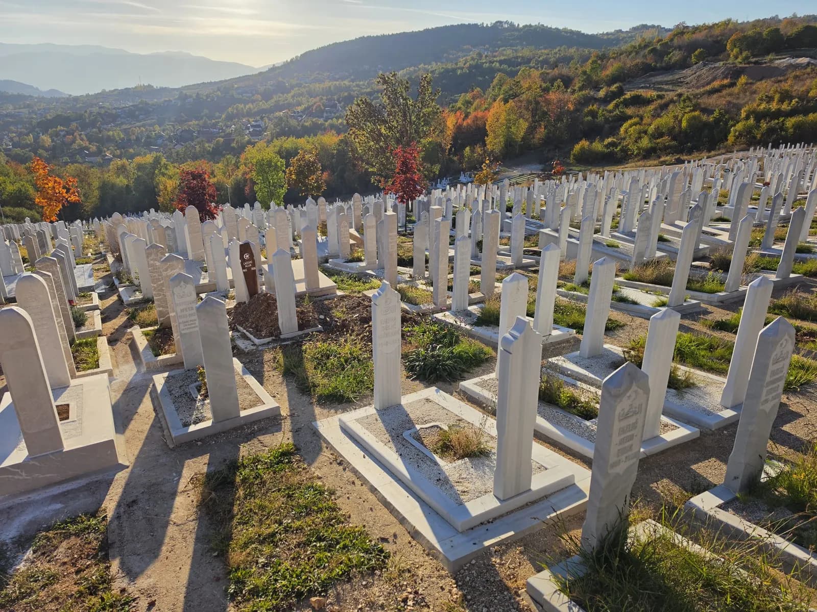 Redovi nišana na padini mezaristana Faletići, s pogledom na brda