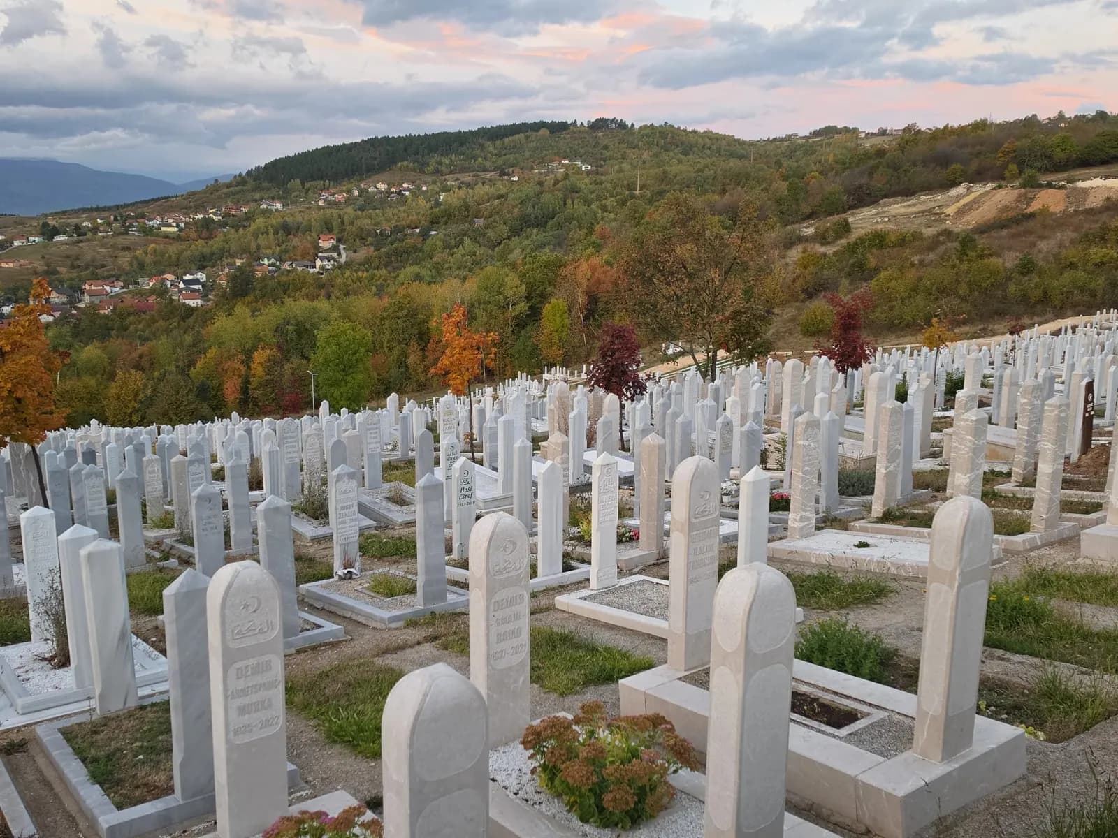 Pogled preko mezaristana Faletići prema naseljima i brdima
