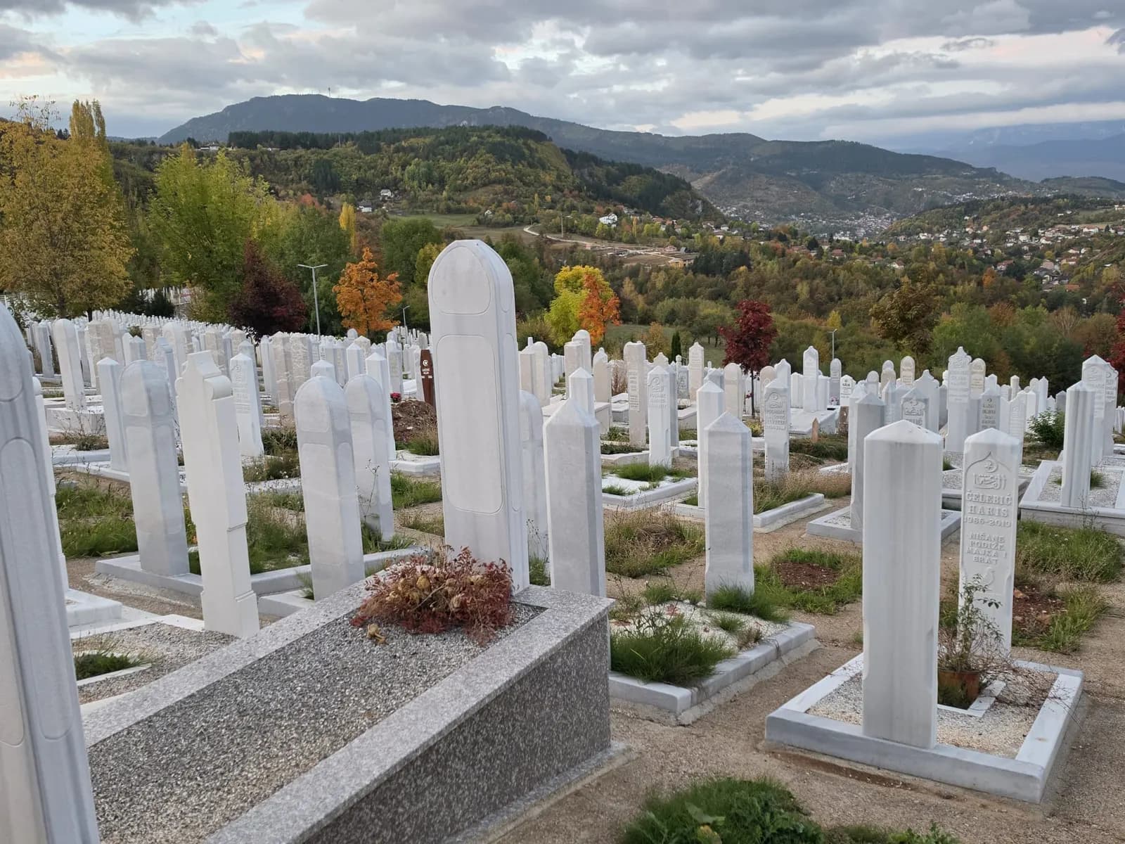 Mezaristan Faletići s pogledom na dolinu