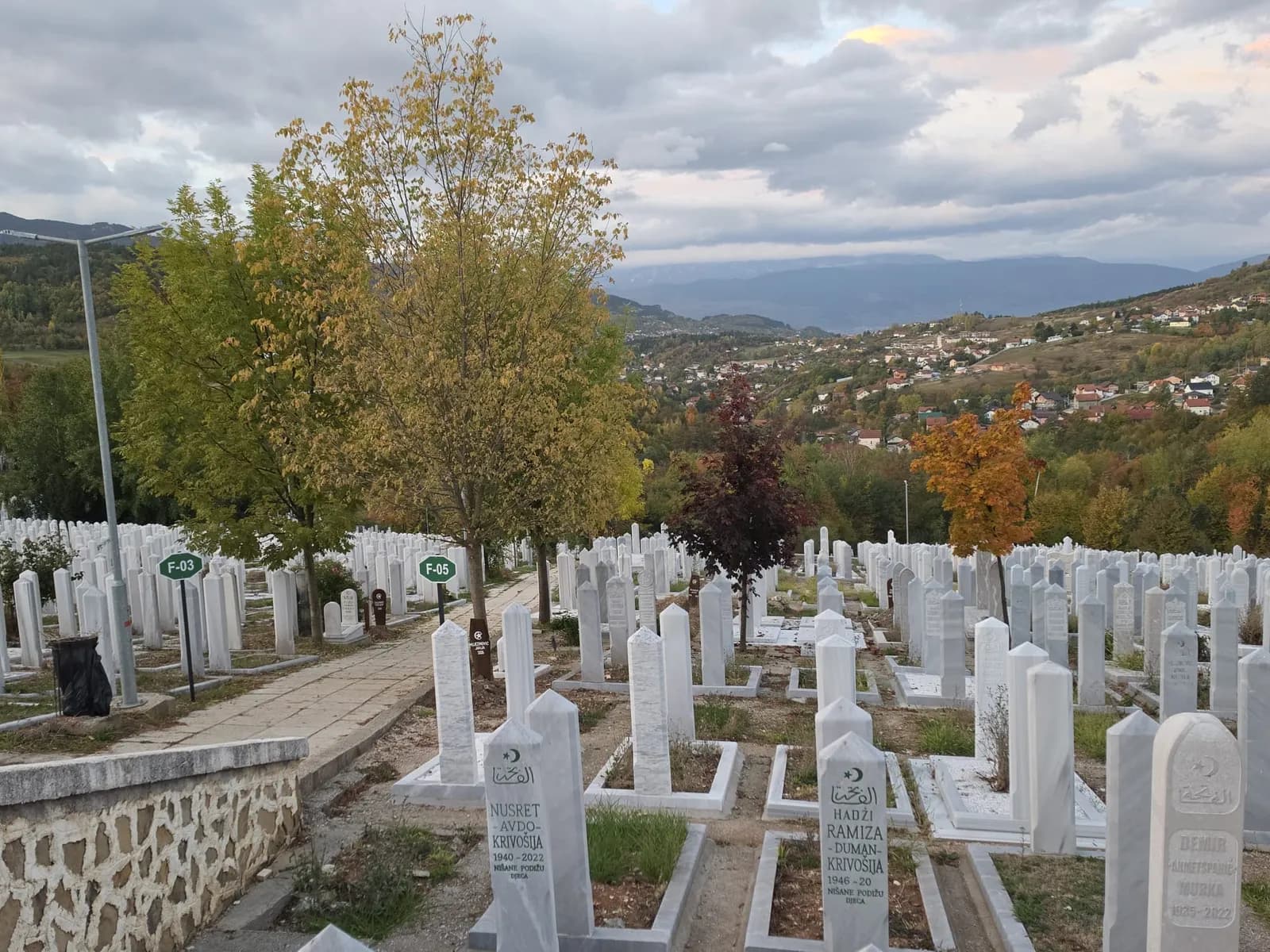 Staza uz mezaristan Faletići, s drvećem i pogledom na grad
