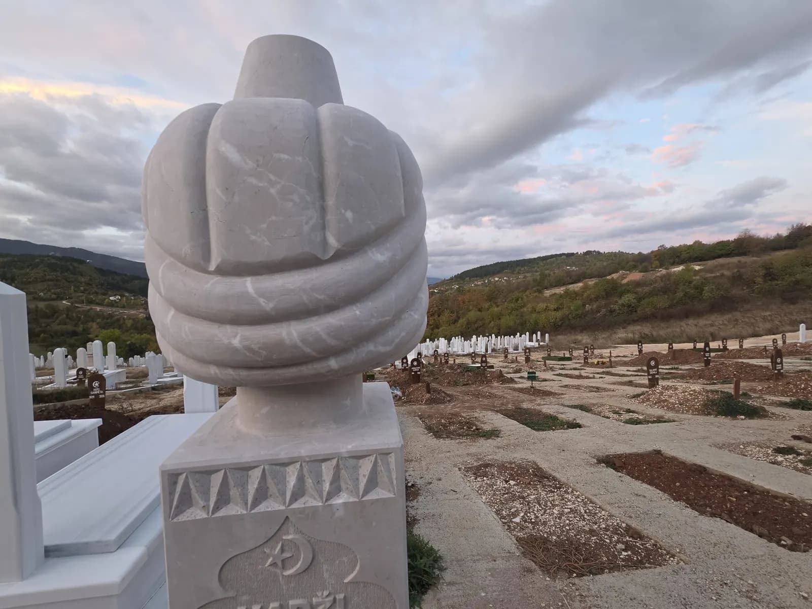Nišan s turbanom, s pogledom na nove parcele mezaristana Faletići