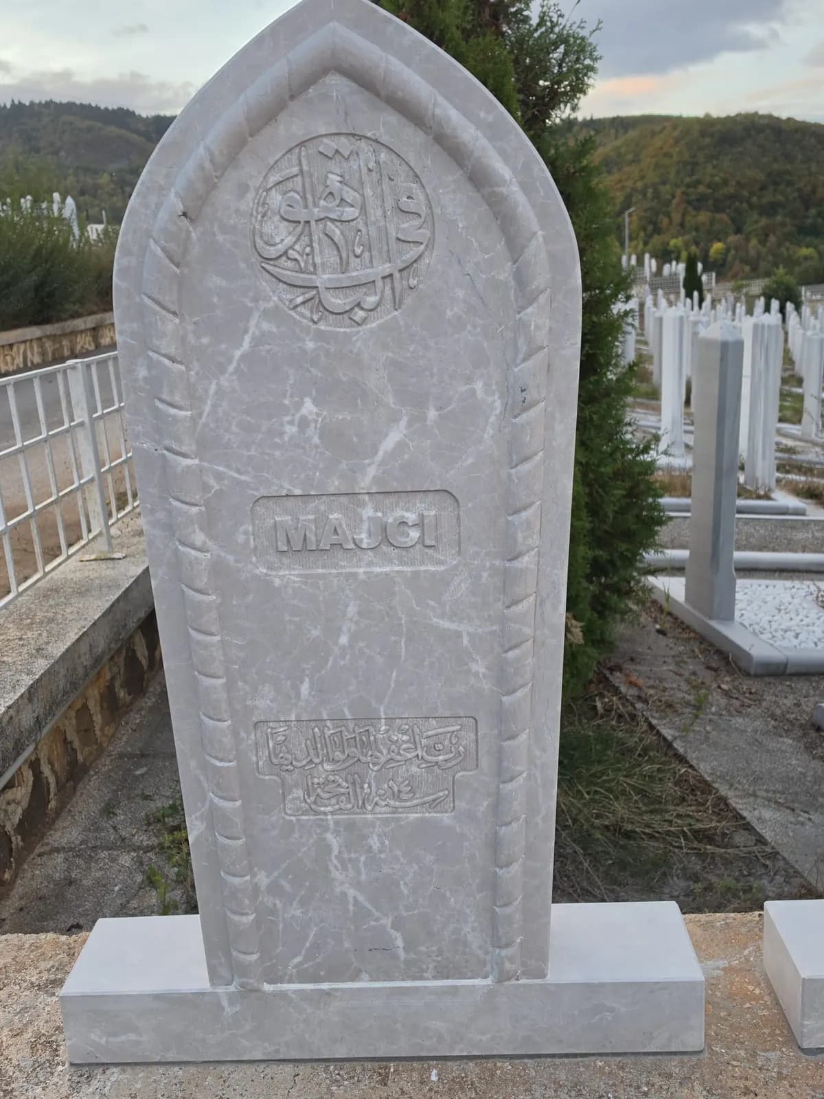 Detalj bijelog nišana s urezanim ukrasom