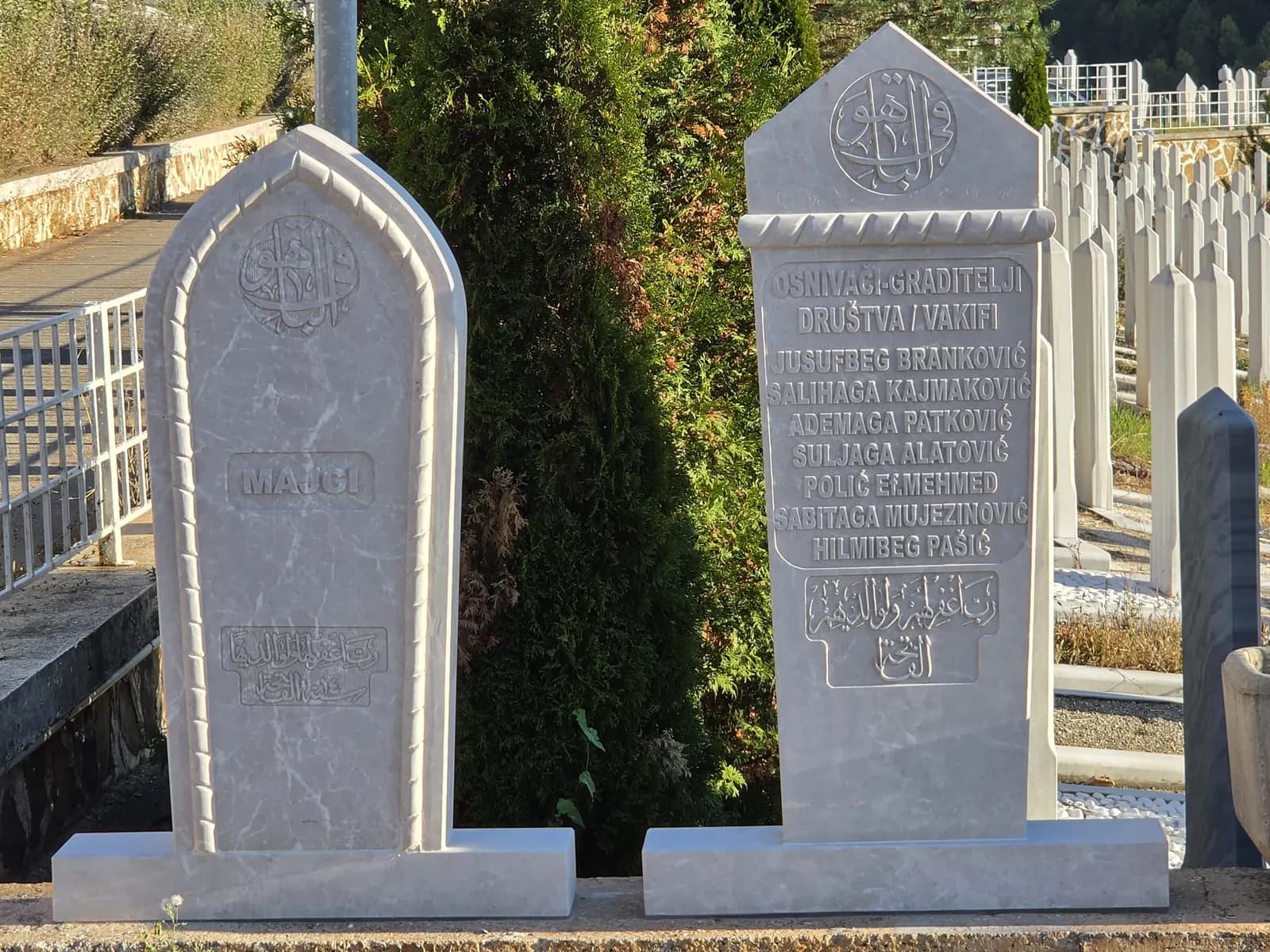 Par novih nišana s urezanim natpisom