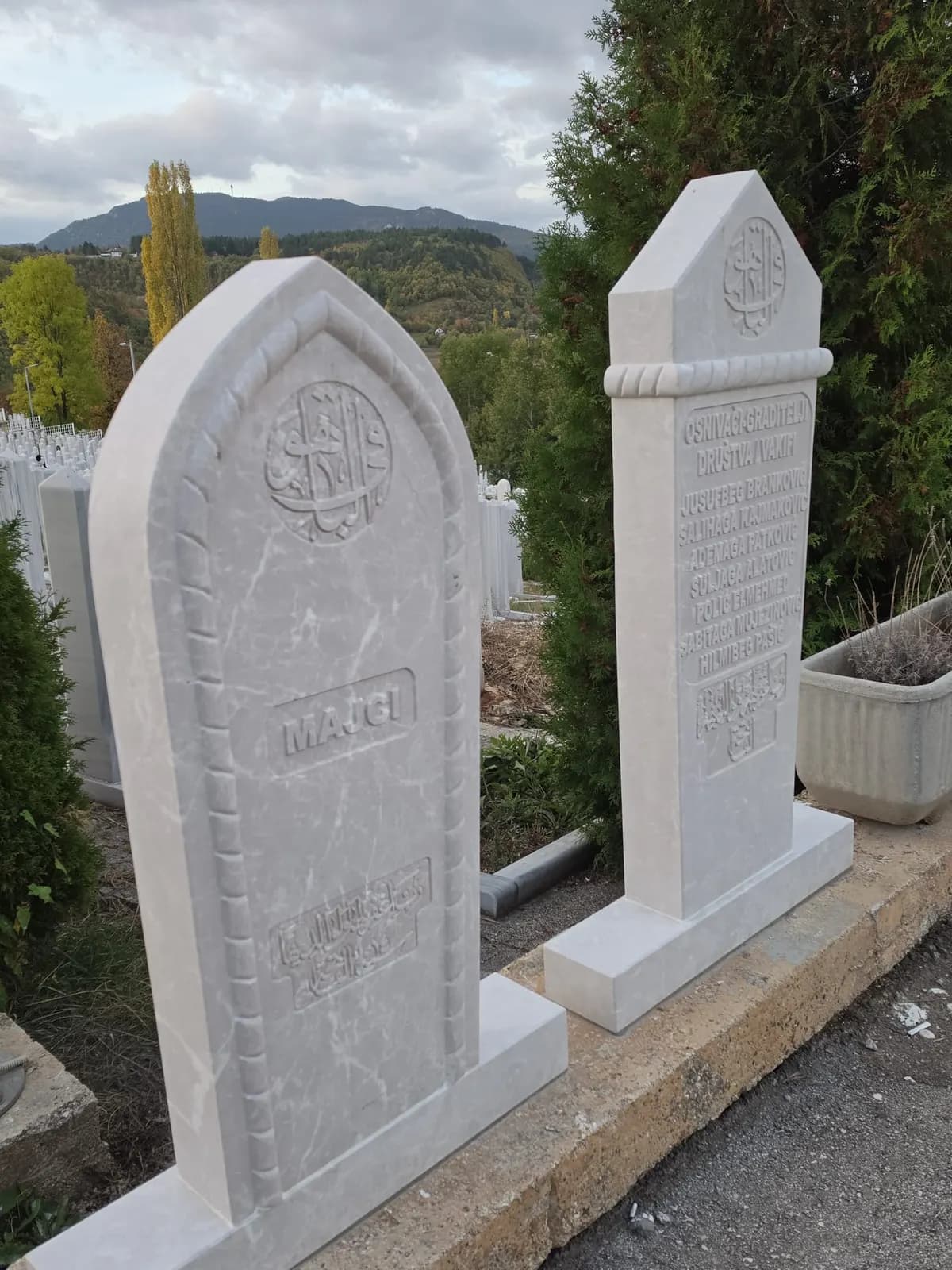 Nišani uz čempres na mezaristanu Faletići