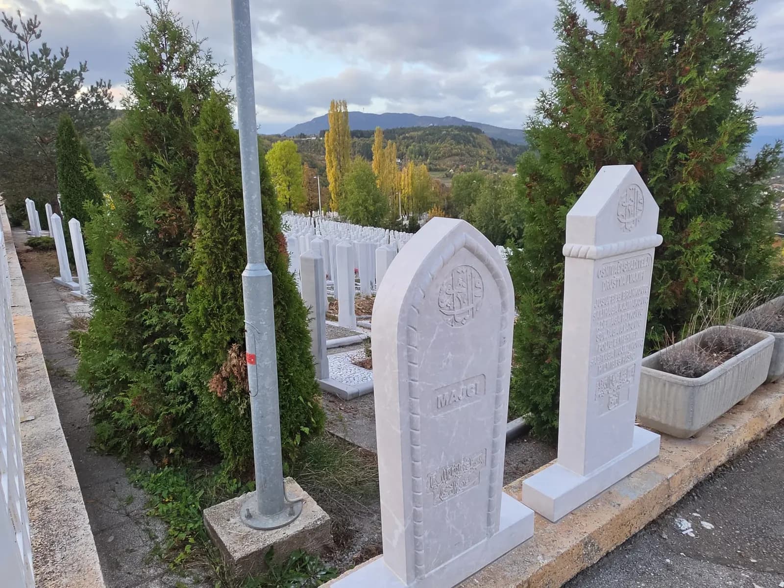 Nišani i čempresi uz ogradu mezaristana Faletići