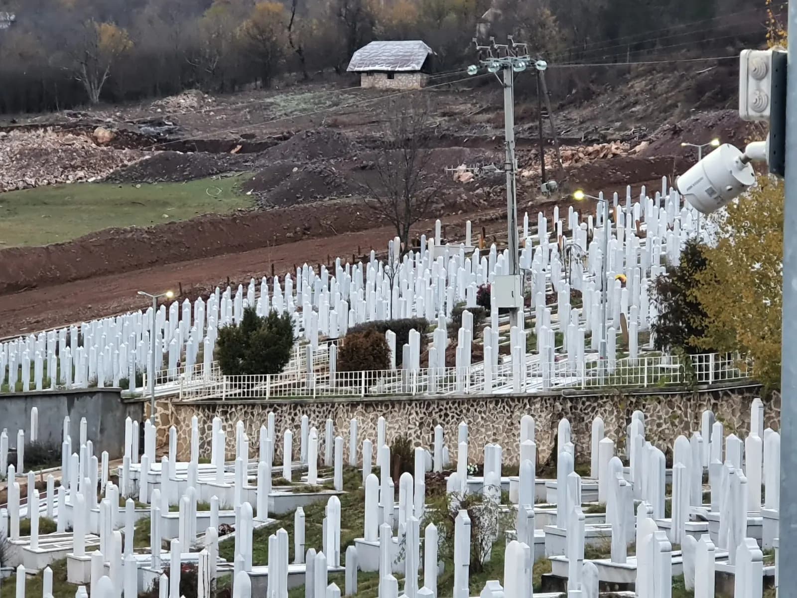 Redovi nišana na mezaristanu Faletići u jesen