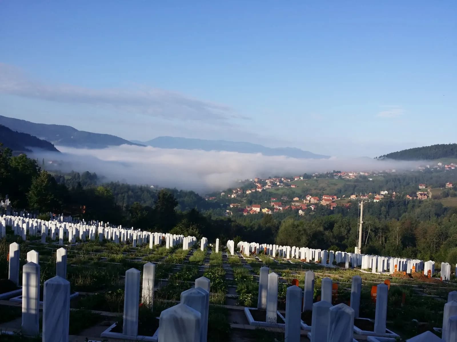 Nišani na mezaristanu Faletići, s jutarnjom maglom nad dolinom