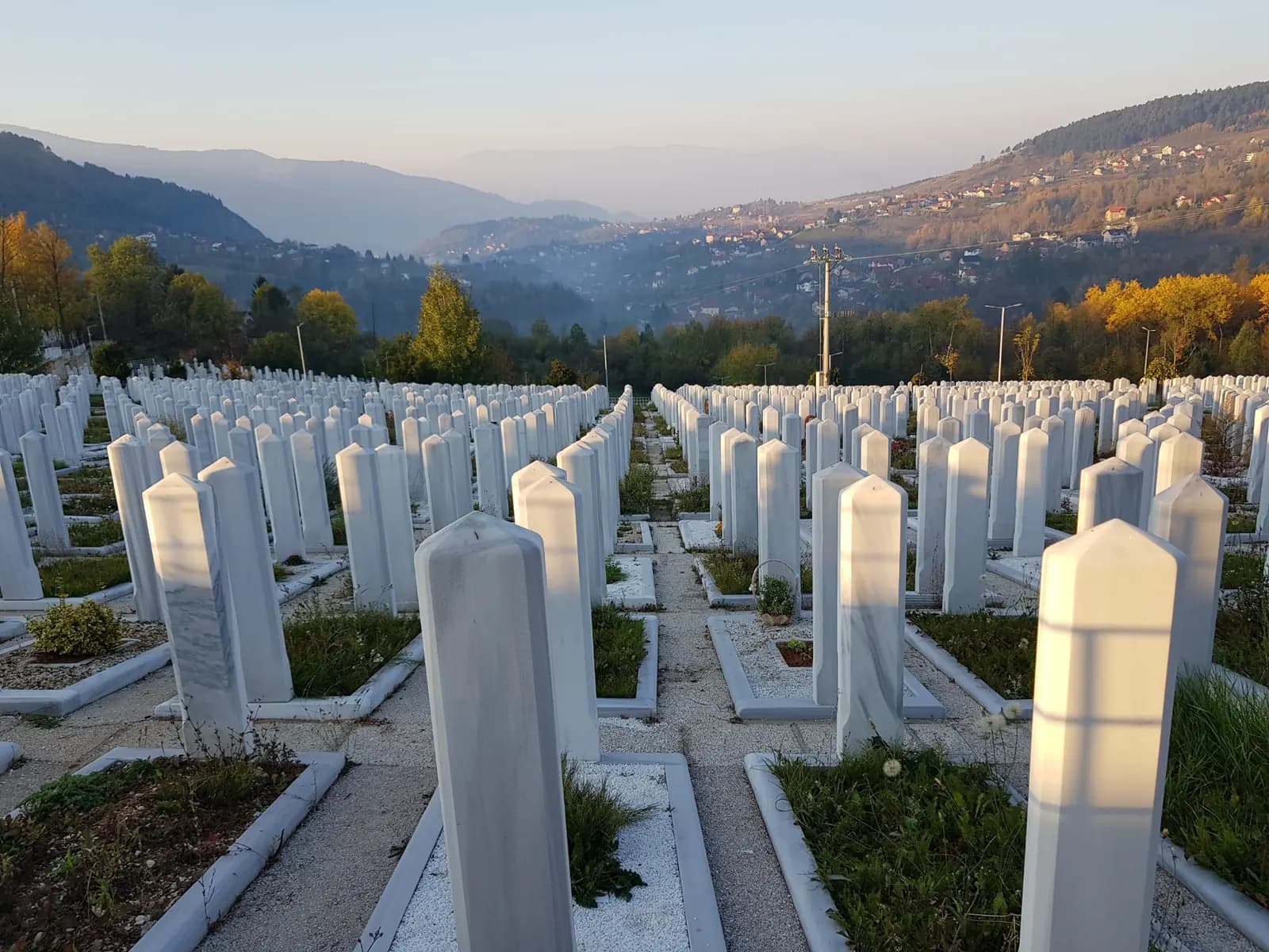 Nišani na Faletićima u ranim jutarnjim satima, s pogledom na dolinu