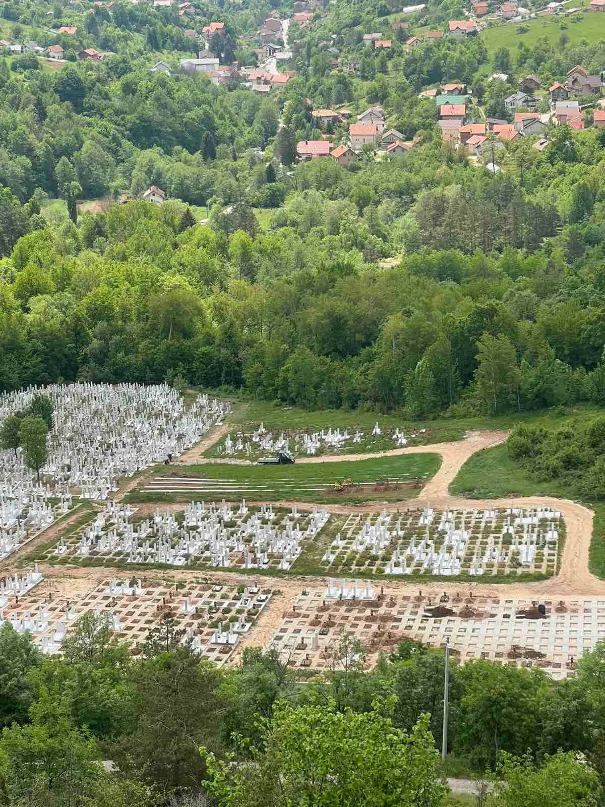 Novi dio mezaristana Faletići s novim grobnim mjestima i pogledom na dolinu