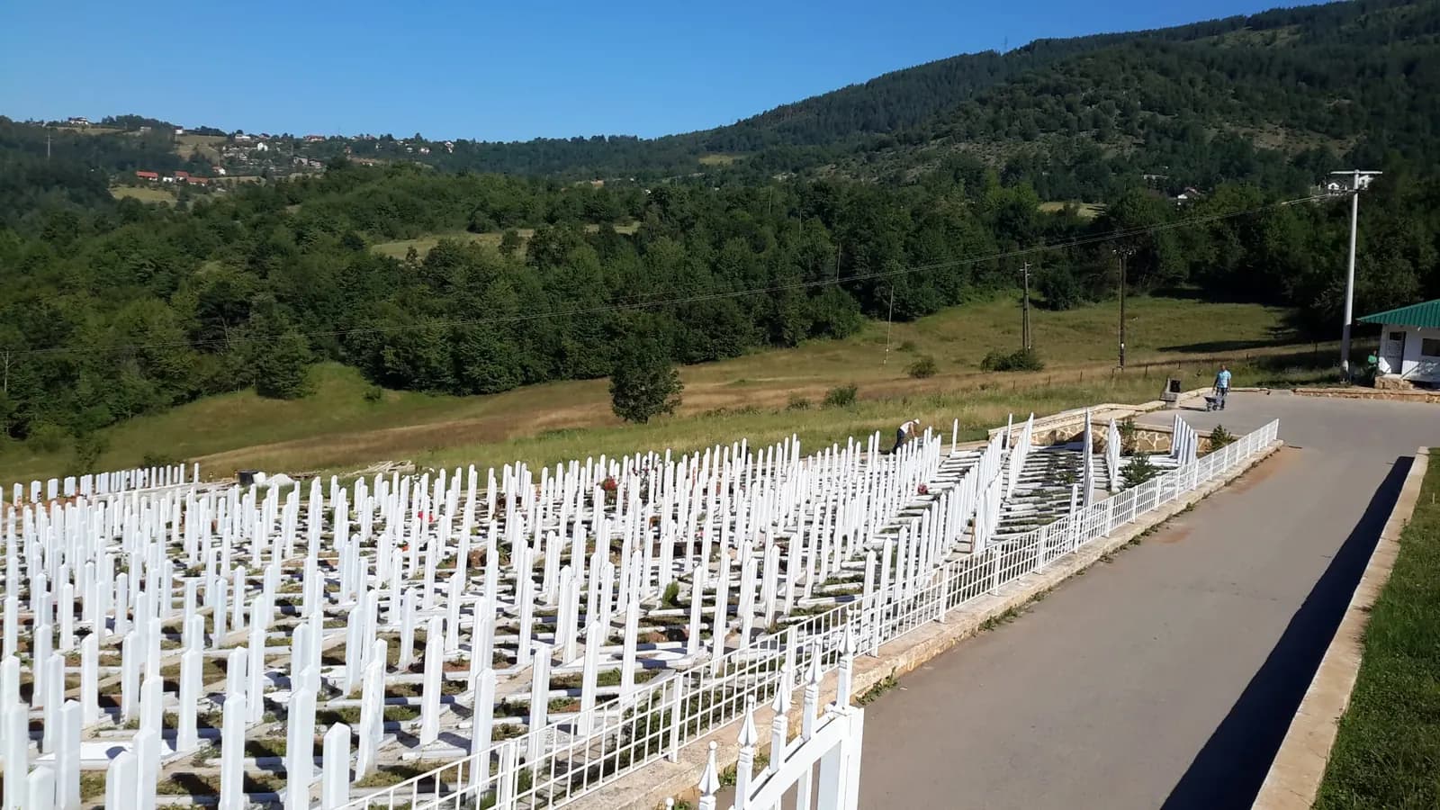 Redovi bijelih nišana uz put na mezaristanu Faletići