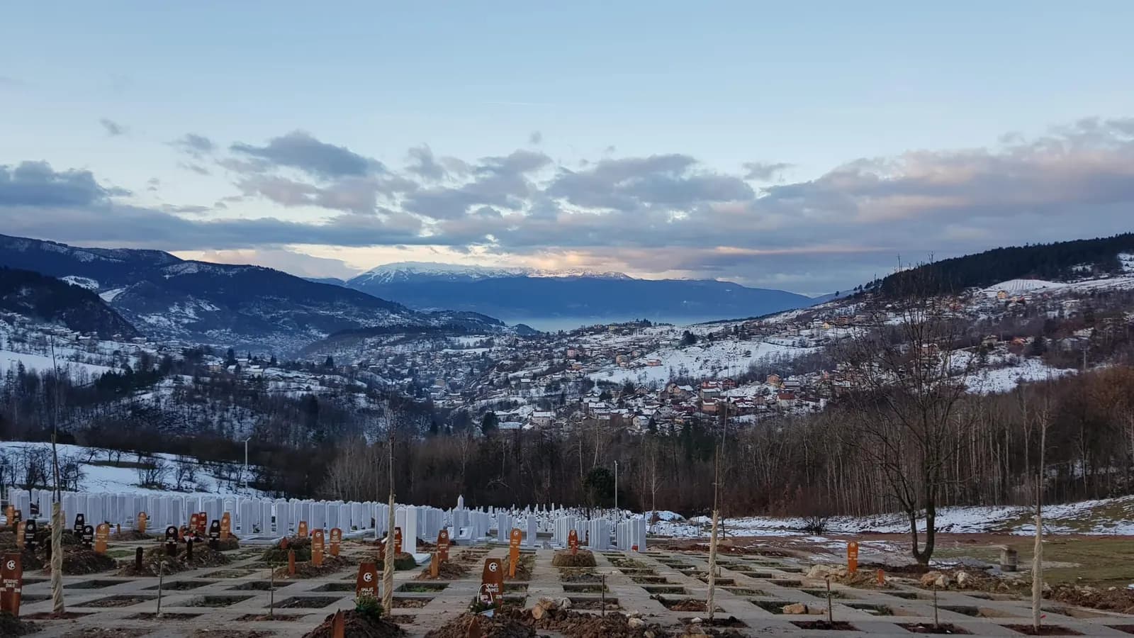 Mezaristan Faletići zimi, s pogledom na dolinu pod snijegom