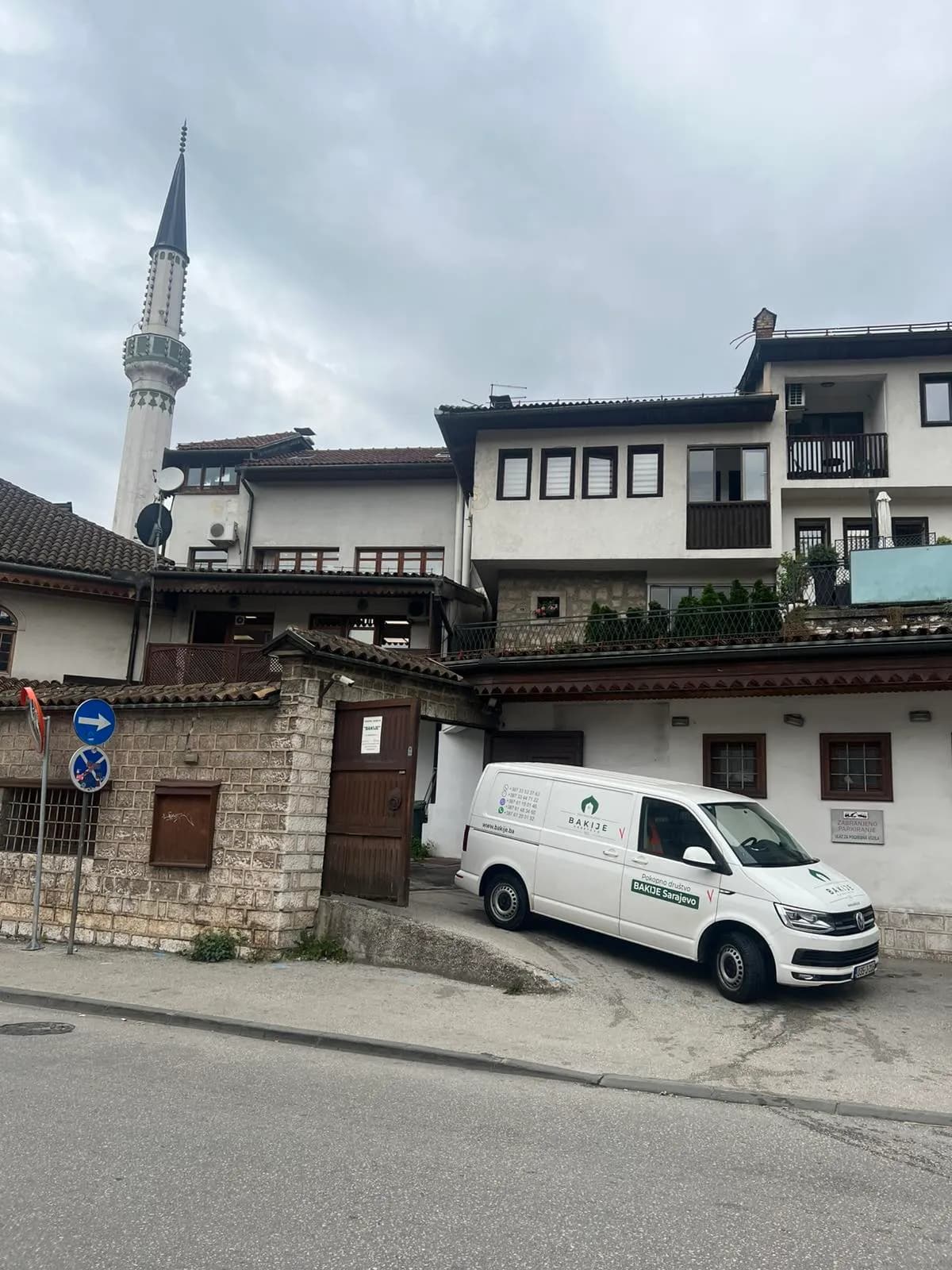 Sjedište Bakija u ulici Sagrdžije, s pogrebnim vozilom i munarom