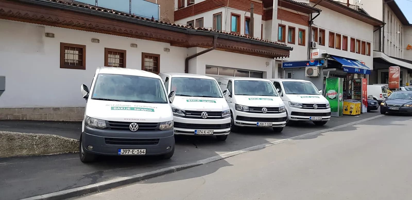 Četiri pogrebna vozila Bakija parkirana uz ulicu